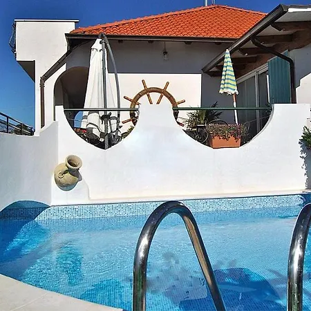 Sleeps 5 Pool Wifi *