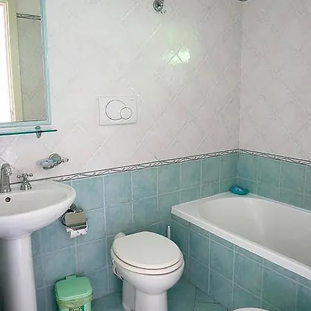 Sleeps 5 Pool Wifi Apartment